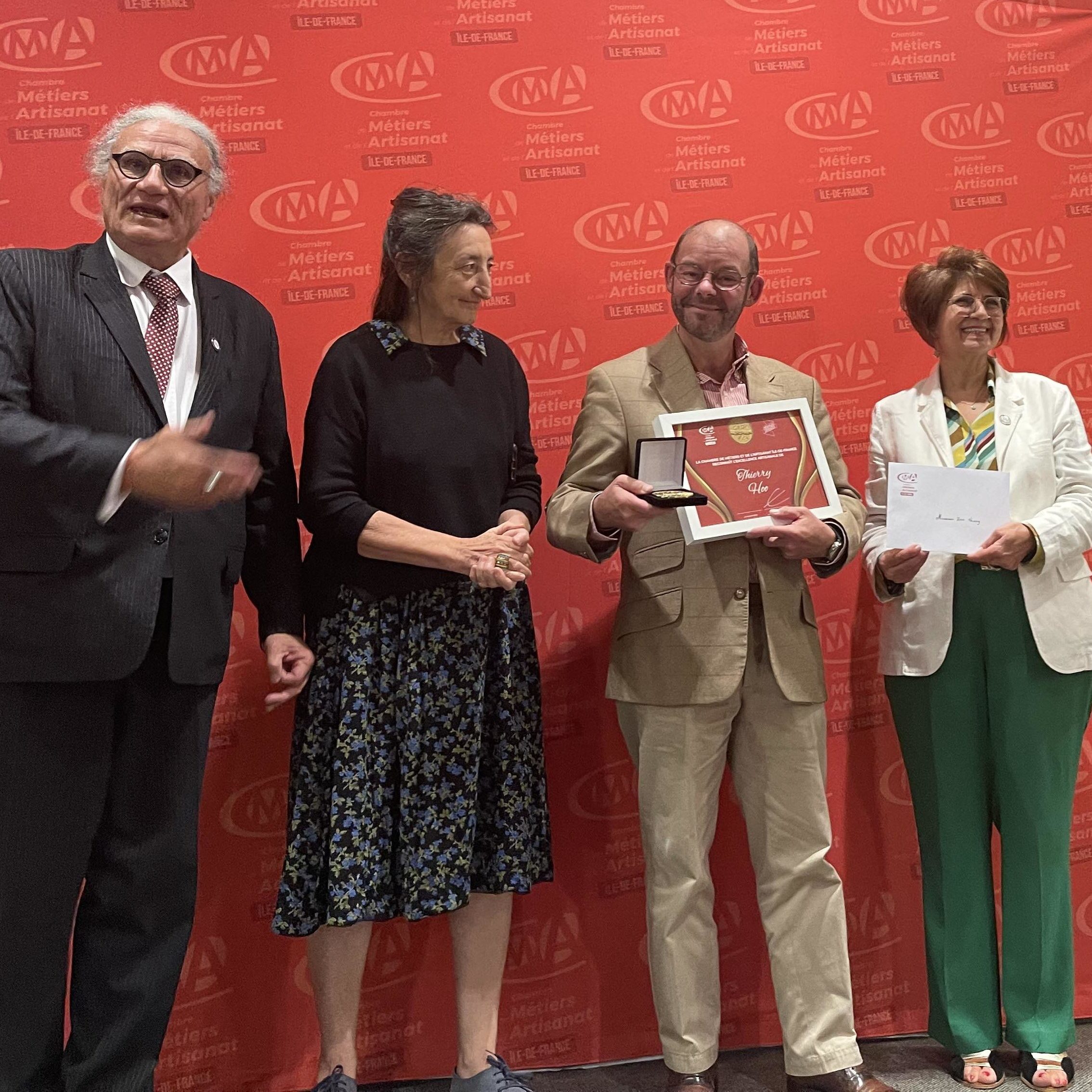 Thierry Hoo - cordonnier - Médaille de l'Excellence Artisanale, instaurée par la Chambre de Métiers et de l'Artisanat Île-de-France (CMA IDF)